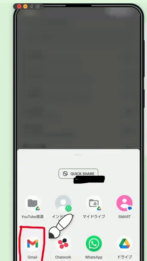 アプリの一覧。メールアプリのGmailに赤丸がついている